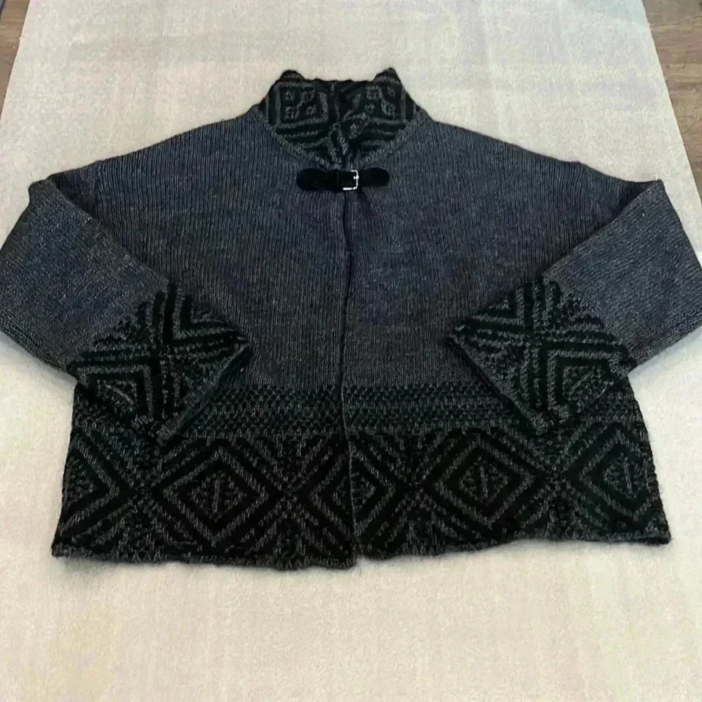❤️2/$50❤️[L] Chiaramente Wool Blend Gray Shrugs with buckled closure around Neck